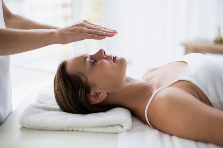 Reiki Healing: The Essential Guide