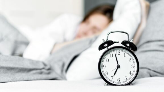 Alarm clock to manage sleep